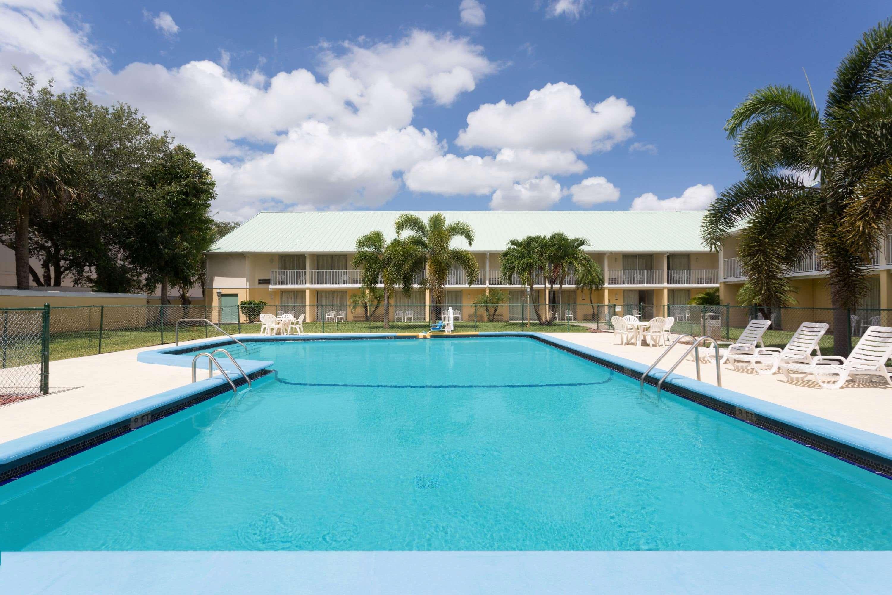 Howard Johnson By Wyndham Vero Beach / Downtown Eksteriør billede